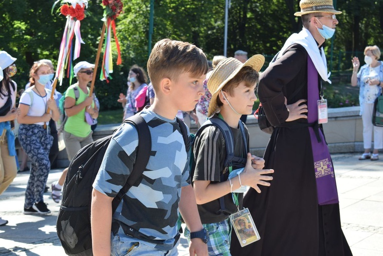 Pielgrzymi u tronu Matki 