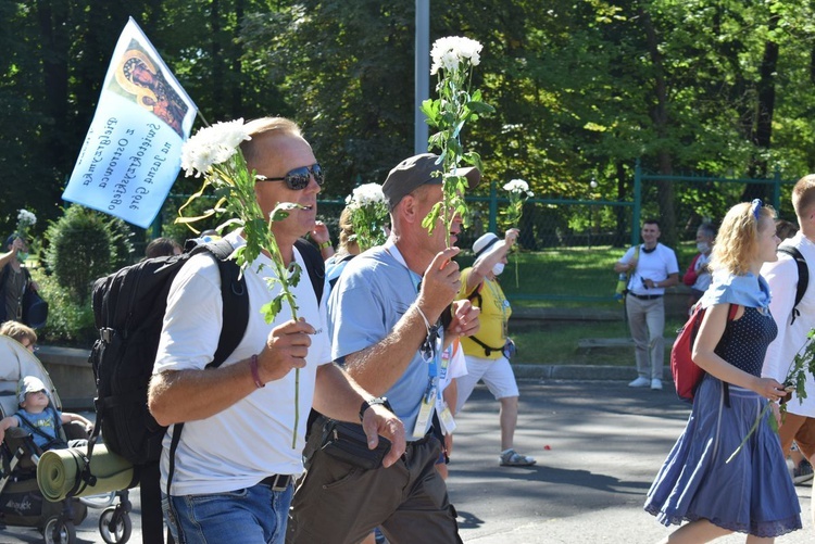 Pielgrzymi u tronu Matki 