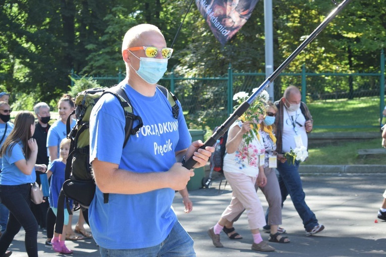 Pielgrzymi u tronu Matki 