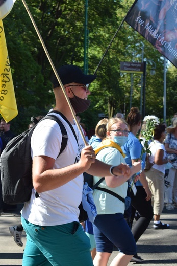 Pielgrzymi u tronu Matki 