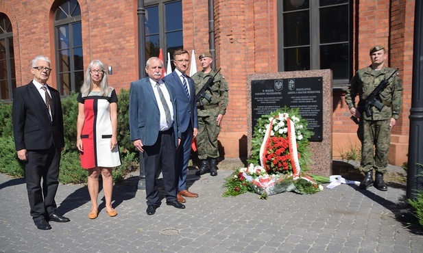 Pod pomnikiem oficjalne delegacje złożyły kwiaty.