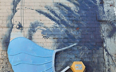 Pandemiczna wersja muralu, na którym artysta Banksy uwiecznił „Dziewczynę z perłą” Johannesa Vermeera.
20.07.2020 Bristol, Wielka Brytania
