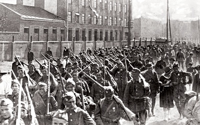 Polscy żołnierze idący na front i żegnający się z rodzinami przed Bitwą Warszawską.