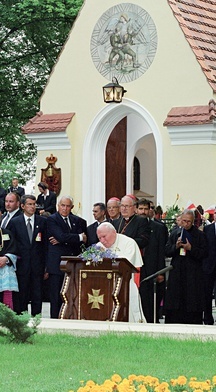 – Noszę w sobie wielki dług w stosunku do tych, którzy wówczas podjęli walkę z najeźdźcą – mówił Jan Paweł II w Radzyminie.
