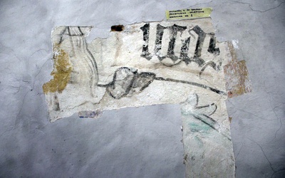 Fragment gotyckiej inskrypcji znaleziony pod tynkiem.