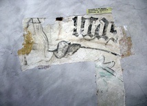Fragment gotyckiej inskrypcji znaleziony pod tynkiem.