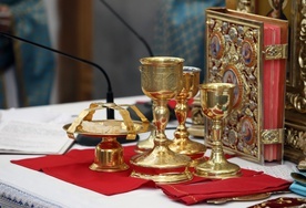 Naczynia liturgiczne do sprawowania Eucharystii.