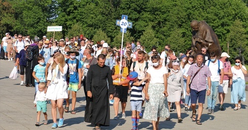 Po Mszy św. pielgrzymi udali się do kaplicy Cudownego Obrazu.