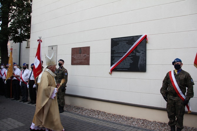 Kamionek: Odsłonięto tablicę upamiętniającą ks. Skorupkę i jego żołnierzy [GALERIA]