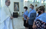 Członkowie KWC składają w darze ołtarza księgę przyrzeczeń abstynenckich.
