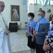 Członkowie KWC składają w darze ołtarza księgę przyrzeczeń abstynenckich.