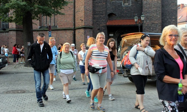 Od rana są w drodze na Górę Świętej Anny