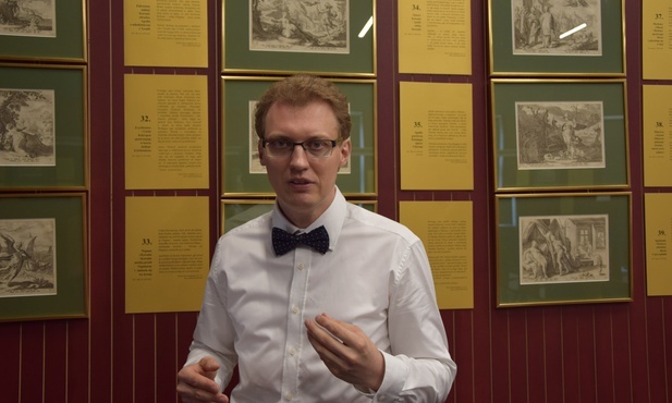 Wojciech Jakubczyk, podczas wernisażu z pasją opowiadał o kolekcji i dzielił się ogromną wiedzą na temat mitologii.