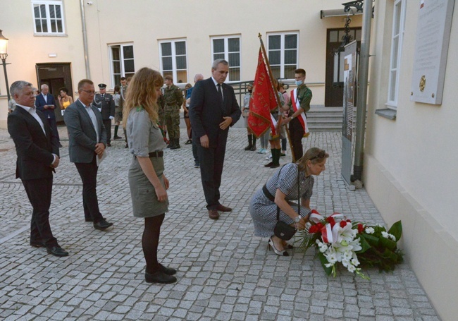 Odsłonięcie tablicy upamiętniającej harcerzy