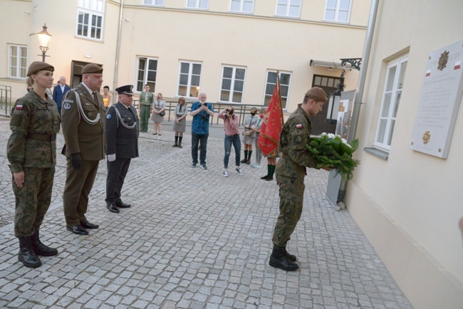 Odsłonięcie tablicy upamiętniającej harcerzy