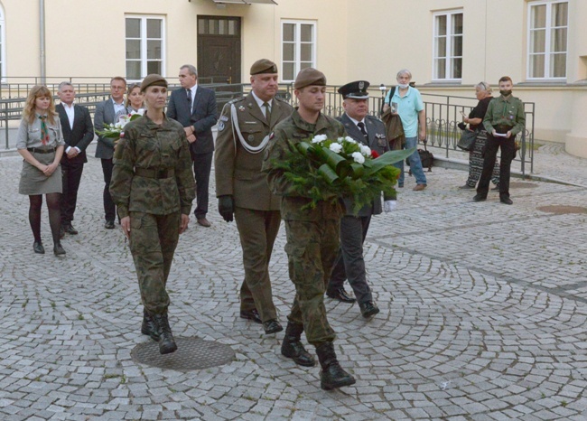 Odsłonięcie tablicy upamiętniającej harcerzy