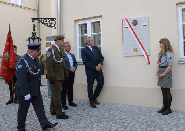 Odsłonięcie tablicy upamiętniającej harcerzy