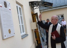 Pamiątkową tablicę, która znajduje się na dziedzińcu radomskiego ratusza, gdzie swą siedzibę ma Chorągiew Mazowiecka ZHP Hufiec Radom-Miasto, poświęcił ks. prał. Edward Poniewierski, kanclerz kurii biskupiej.