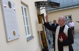 Pamiątkową tablicę, która znajduje się na dziedzińcu radomskiego ratusza, gdzie swą siedzibę ma Chorągiew Mazowiecka ZHP Hufiec Radom-Miasto, poświęcił ks. prał. Edward Poniewierski, kanclerz kurii biskupiej.