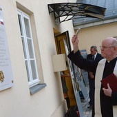 Pamiątkową tablicę, która znajduje się na dziedzińcu radomskiego ratusza, gdzie swą siedzibę ma Chorągiew Mazowiecka ZHP Hufiec Radom-Miasto, poświęcił ks. prał. Edward Poniewierski, kanclerz kurii biskupiej.