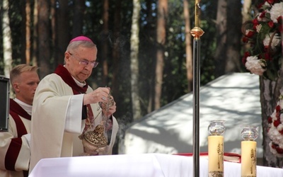 Abp Gądecki w Ossowie: Dziękujemy wam za ocalenie Ojczyzny i Europy 