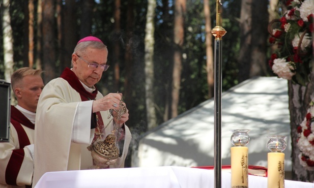Abp Gądecki w Ossowie: Dziękujemy wam za ocalenie Ojczyzny i Europy 