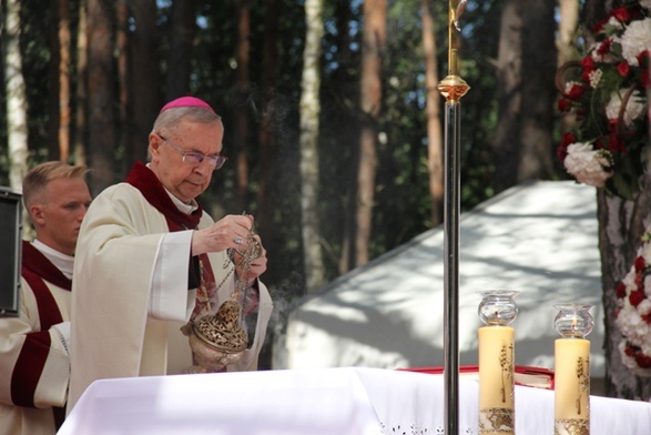 Abp Gądecki w Ossowie: Dziękujemy wam za ocalenie Ojczyzny i Europy 