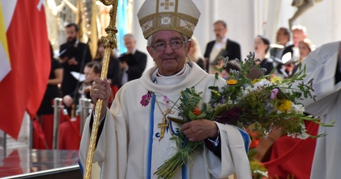 Na zakończenie Mszy św. przedstawiciele parafii podziękowali arcybiskupowi seniorowi za lata posługi dla Kościoła.