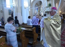 Abp Henryk Nowacki błogosławi wiernych relikwiami św. Jana Pawła II.