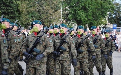 Maszerują żołnierze z garnizonu Nisko.