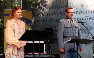 Na scenie wystąpli (od lewej): Katarzyna Bierecka (sopran) i Marcin Miloch (baryton) z towarzyszeniem instrumentalnym Cezarego i Franciszka Paciorków.