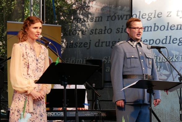 Na scenie wystąpli (od lewej): Katarzyna Bierecka (sopran) i Marcin Miloch (baryton) z towarzyszeniem instrumentalnym Cezarego i Franciszka Paciorków.