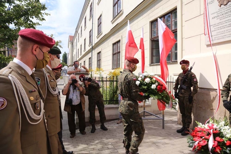 Tablica w hołdzie żołnierzom Armii Ochotniczej