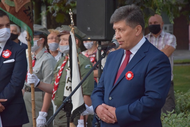 Burmistrz Gowna wyraził radość z faktu, że wszyscy współnie woddają cześć bohaterom.