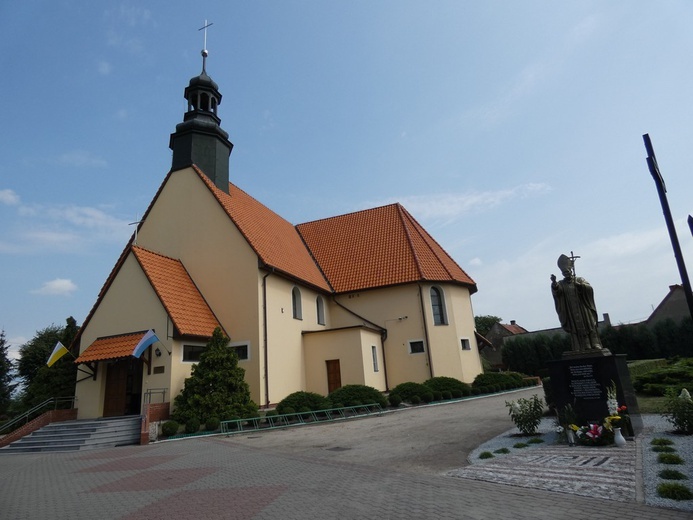 Poświęcenie pomnika św. Jana Pawła II w Szlichtyngowej