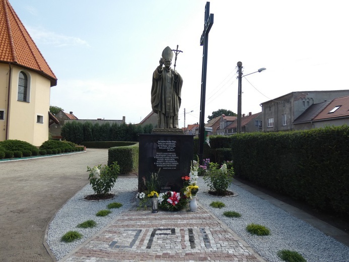 Poświęcenie pomnika św. Jana Pawła II w Szlichtyngowej