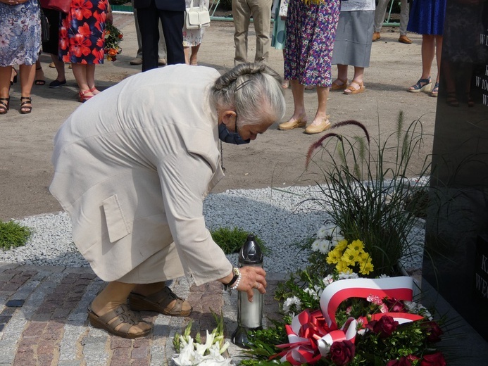 Poświęcenie pomnika św. Jana Pawła II w Szlichtyngowej