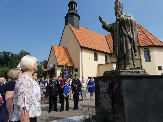 Poświęcenie pomnika św. Jana Pawła II w Szlichtyngowej