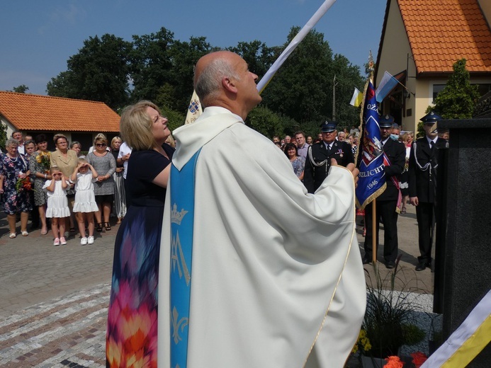 Poświęcenie pomnika św. Jana Pawła II w Szlichtyngowej