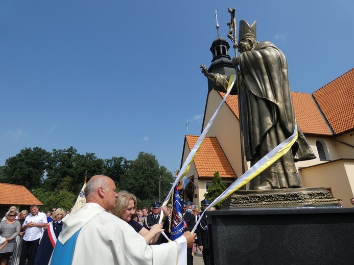 Poświęcenie pomnika św. Jana Pawła II w Szlichtyngowej