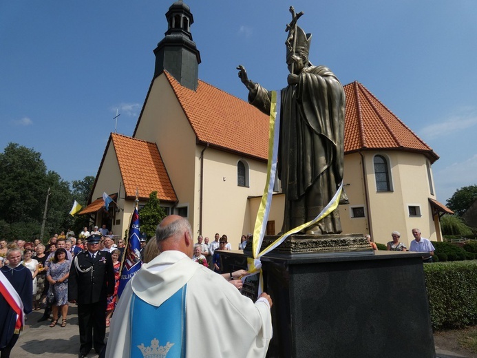 Poświęcenie pomnika św. Jana Pawła II w Szlichtyngowej