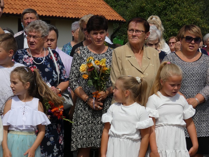 Poświęcenie pomnika św. Jana Pawła II w Szlichtyngowej