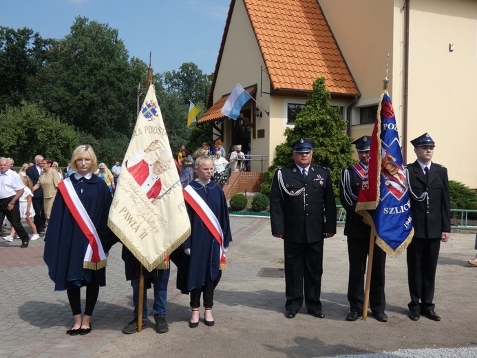 Poświęcenie pomnika św. Jana Pawła II w Szlichtyngowej