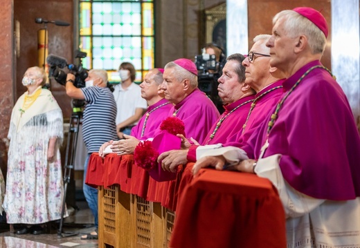 Kobiety u Matki Bożej Piekarskiej 