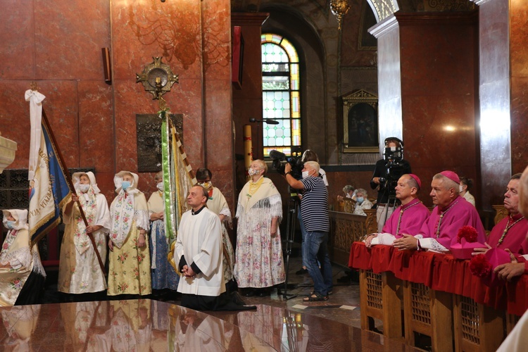 Kobiety u Matki Bożej Piekarskiej (2)