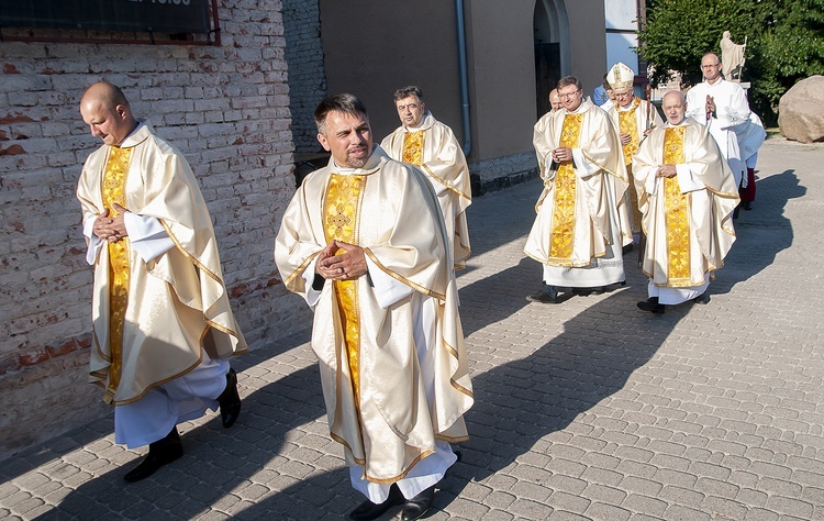 Konsekracja ołtarza w Złocieńcu, cz. 1