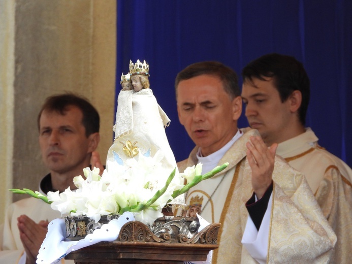 Mszy św. na Placu Koronacyjnym przewodniczył bp Adam Bałabuch.