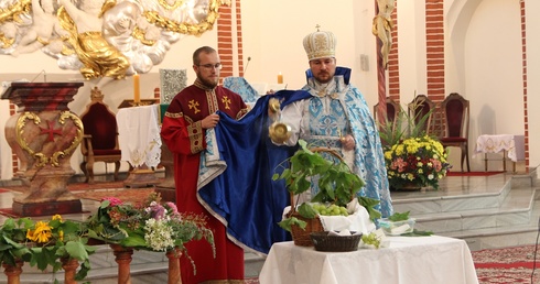 Ormiańskokatolickie obchody Wniebowzięcia NMP. Msza św. z poświęceniem winogron