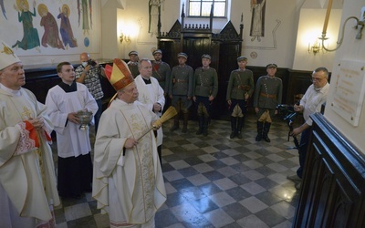 Tablicę po Mszy św. poświęcili bp Piotr Turzyński (z lewej) i bp Henryk Tomasik.