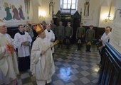 Tablicę po Mszy św. poświęcili bp Piotr Turzyński (z lewej) i bp Henryk Tomasik.